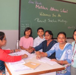 मदर एथीना स्कूल में अभिभावक-शिक्षक गोष्ठी का आयोजन