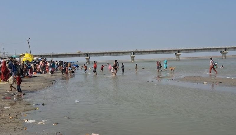 गंगा में नहा रहे थे लोग, तभी उन्होंने देखा ये नजारा...कुछ ही देर में लग गई भीड़