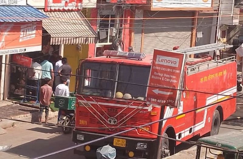 इस रेस्टोरेंट में लोग ले रहे थे फास्ट फूड का मजा, अचानक लगी आग, दो झुलसे