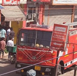 इस रेस्टोरेंट में लोग ले रहे थे फास्ट फूड का मजा, अचानक लगी आग, दो झुलसे