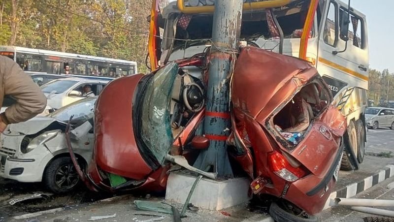 वीडियोः टोल प्लाजा पर फेल हुए रेत से लदे डंपर के ब्रेक, फिर हुआ ऐसा...