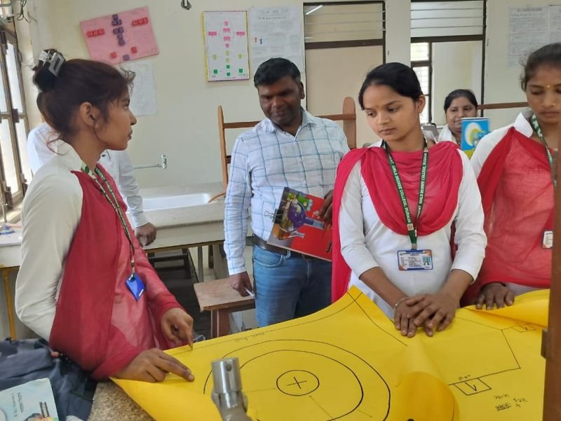 रसायन विभाग की प्रतियोगिताओं में अंशिका व सदफ बी ने पाया पहला स्थान