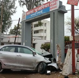 दीवार तोड़कर आई 'मौत'...कार की चपेट में आकर पीआरडी जवान ने दम तोड़ा