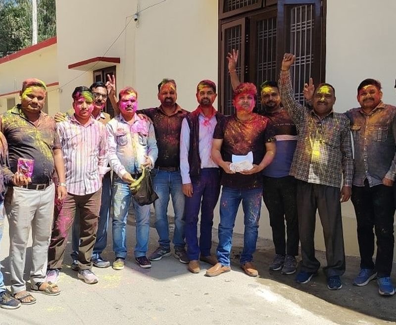 लोनिवि कर्मियों ने मनाई होली, बोले- 'लगाओ गुलाल मिटाओ मलाल'