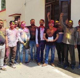 लोनिवि कर्मियों ने मनाई होली, बोले- 'लगाओ गुलाल मिटाओ मलाल'