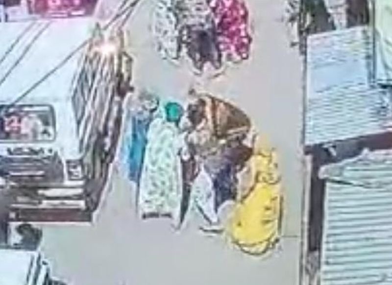 वर्चस्व की रार...सड़क पर ही भिड़ गए किन्नरों के दो गुट, जमकर हुआ हंगामा