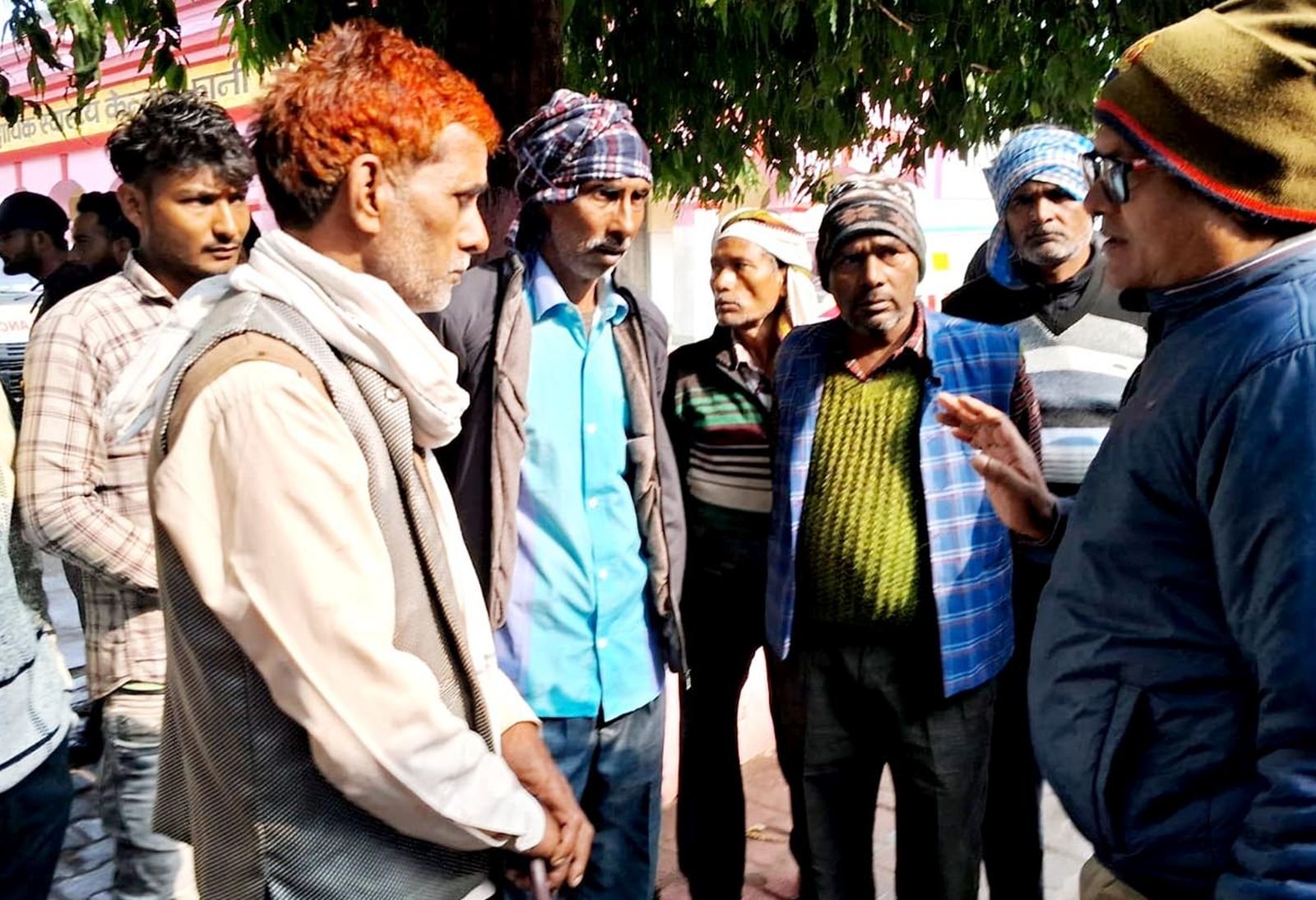 टूटे तार को जोड़ने के लिए रुपये मांगते रहे कर्मचारी, पैर पड़ा तो किसान की गई जान