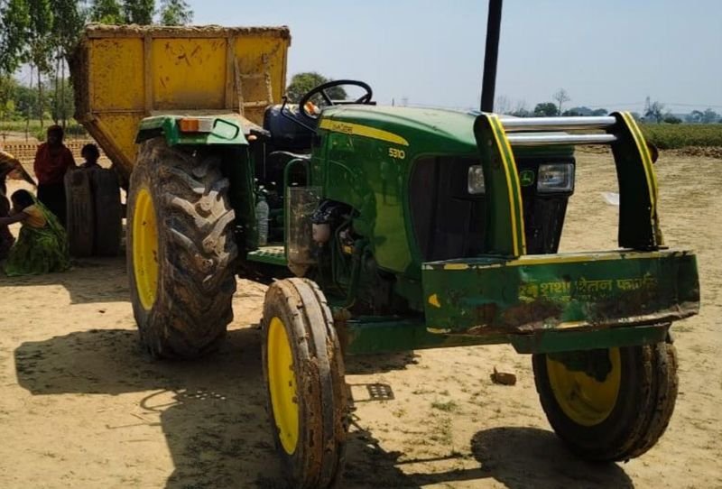 मिक्सर मशीन के पीछे खड़ा था युवक, कुचलकर मौत