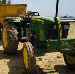 मिक्सर मशीन के पीछे खड़ा था युवक, कुचलकर मौत