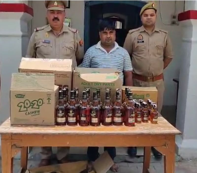 शराब के शौकीनों को लाई जा रही थी 'ब्लेंडर्स प्राइड' ...सीट के नीचे बनाई थी बोतलें छिपाने की जगह