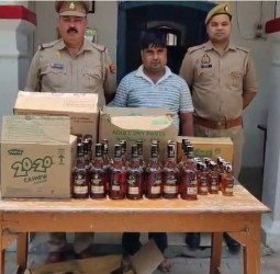 शराब के शौकीनों को लाई जा रही थी 'ब्लेंडर्स प्राइड' ...सीट के नीचे बनाई थी बोतलें छिपाने की जगह