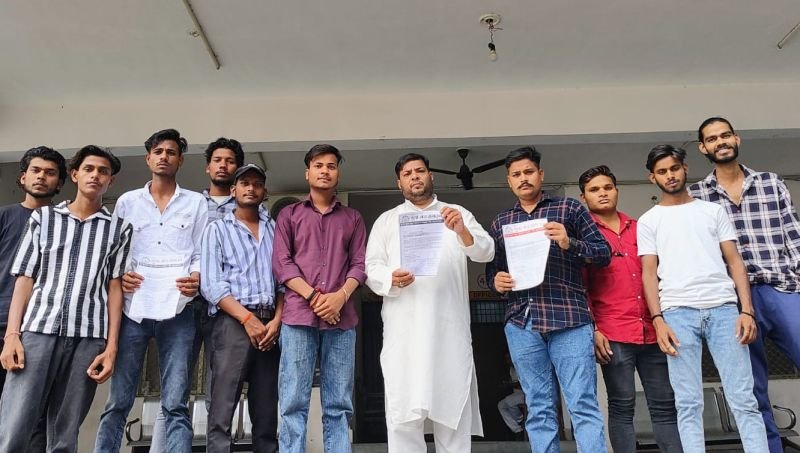 कक्षा छह की छात्रा के हाथ में बंधा कलावा कैंची से काटा, माथे का तिलक भी मिटाया