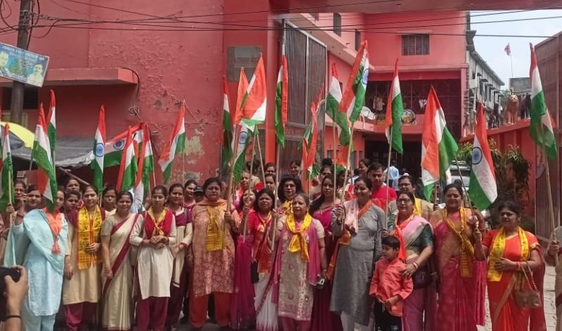 भारतीय सेना के वीर सपूतों के सम्मान में निकाली तिरंगा यात्रा