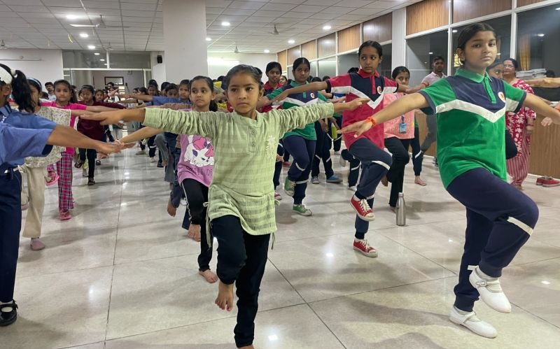 समर कैंप का जमकर आनंद ले रहे बच्चे, खेल-खेल में सीख रहे गतिविधियां