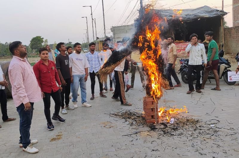 शिक्षा विभाग का पुतला फूंका, कहा- 'शिक्षिकाओं का निलंबन न होने तक जारी रहेगा विरोध'
