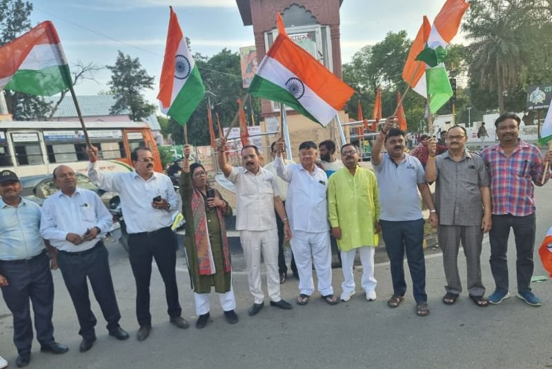 भारत माता के जयकारे लगाकर जवानों का किया उत्साहवर्धन