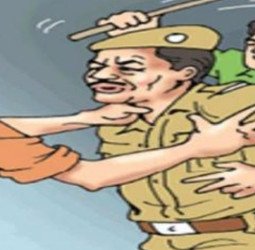 खंभे से बांधकर पीट रहे थे युवक को, छुड़ाने की कोशिश की तो पुलिस पर हुए हमलावर