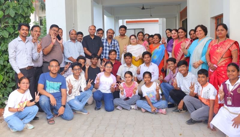 मदर एथीना में विद्यार्थियों ने कैमिस्ट्री, सामाजिक विज्ञान एवं आईटी में पाए सौ में से सौ अंक