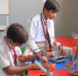 रोबोटिक्स प्रयोगशाला में मदर एथीना स्कूल के विद्यार्थियों ने बनाए मॉडल