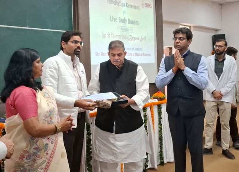 देहदान का संकल्प लेने के लिए सम्मानित की गईं डॉ. लता, पुत्र ने लिया सम्मानपत्र