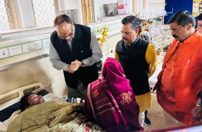 बदायूं के मेडिकल कॉलेज से रेफर किया जा रहा था मरीज, डिप्टी सीएम के पहुंचने से पहले हो गई मौत