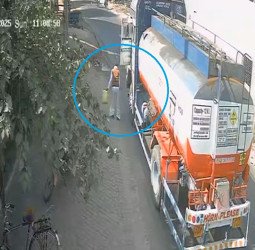 वीडियोः गलती किसी की भी हो, पर मौत का 'वक्त' तय है...जिस टैंकर से उतरा, उसी से कुचल गया