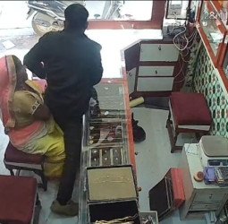 वीडियोः देखने को निकलवाईं सोने की चेन और फिर उठाकर भाग गया झपटमार, रोता रहा गया कारोबारी