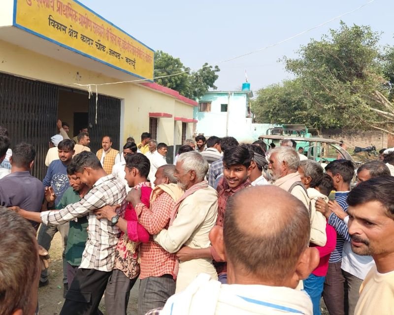 किसानों को नहीं, चहेतों को मिल रही डीएपी, किसानों ने लगाया समिति सचिव पर आरोप