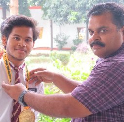 मंडल स्तरीय पावरलिफ्टिंग प्रतियोगिता में मदर एथीना के कुशाग्र ने पाया दूसरा स्थान