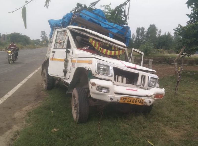 सड़क पर खड़ी पिकअप को ट्रक ने मारी टक्कर, रामलीला करने जा रहे मथुरा के कलाकार लहूलुहान