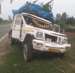 सड़क पर खड़ी पिकअप को ट्रक ने मारी टक्कर, रामलीला करने जा रहे मथुरा के कलाकार लहूलुहान