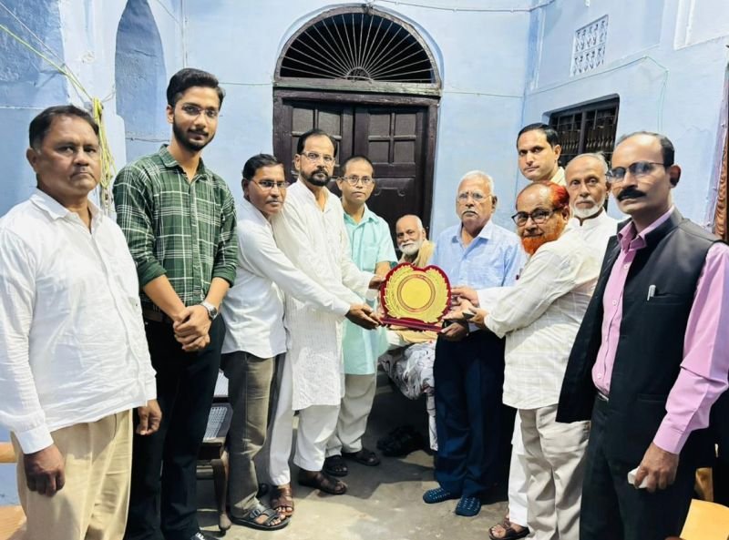 एब सब में उसे नहीं दिखते, अपने अंदर जो झांकता होगा...