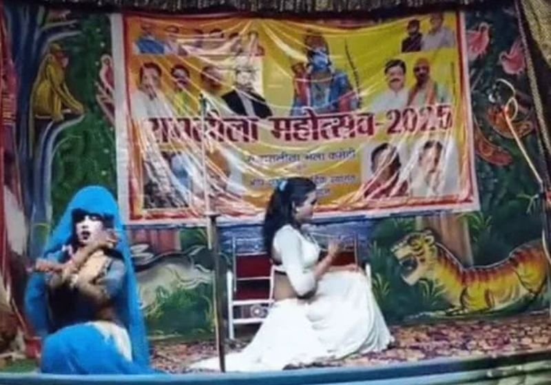 ये कैसा रामलीला महोत्सव...यहां 'कमरिया करे लपालप, लॉलीपॉप लागे तू'
