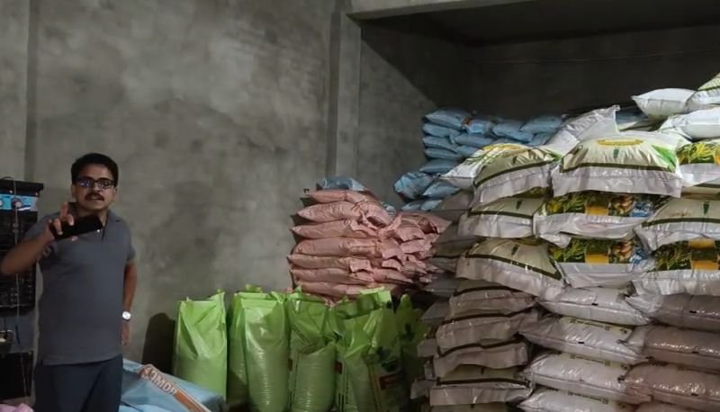 गांव में चल रही थी नकली खाद बनाने की फैक्ट्री, कई ब्रांड के बैग, केमिकल और बनी खाद बरामद