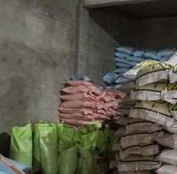 गांव में चल रही थी नकली खाद बनाने की फैक्ट्री, कई ब्रांड के बैग, केमिकल और बनी खाद बरामद