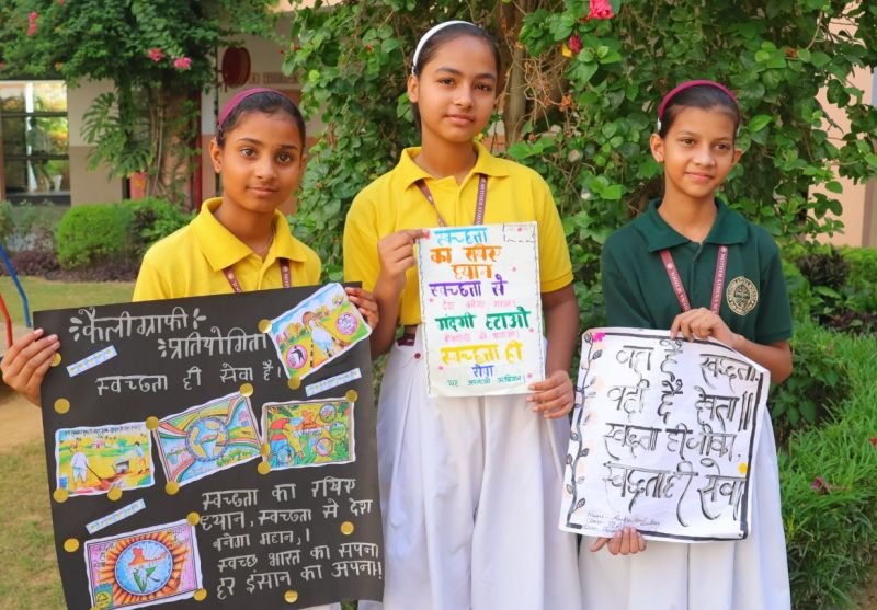 मदर एथीना स्कूल में बच्चों ने समझा स्वच्छता का महत्व...खुद भी किया सफाई कार्य