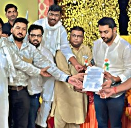 कृषि विभाग कर रहा खाद-बीज व्यापारियों का उत्पीड़न, ब्लॉक प्रमुख को सौंपा ज्ञापन