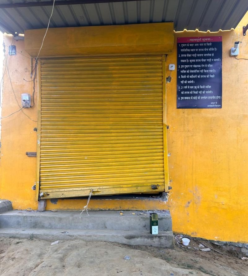 हाइवे पर शराब की दुकान का शटर तोड़कर दो लाख कैश और बोतलें ले उड़े चोर