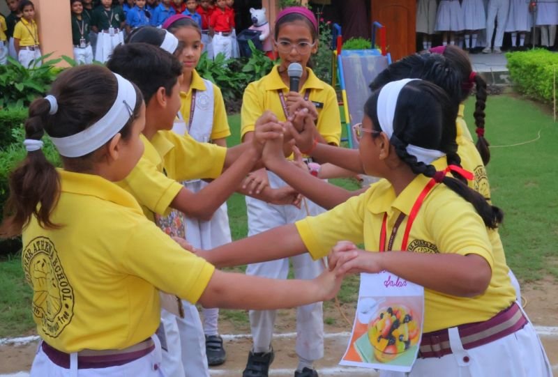 मदर एथीना स्कूल में पोषण सप्ताह में स्वास्थ्यवर्धी भोज्य पदार्थों के विषय में बताया