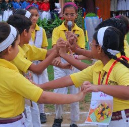 मदर एथीना स्कूल में पोषण सप्ताह में स्वास्थ्यवर्धी भोज्य पदार्थों के विषय में बताया