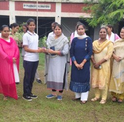गिंदो देवी में 'एक पेड़ मां के नाम'...छात्राओं ने रोपे पौधे, शिक्षिकाओं ने बढ़ाया हौसला