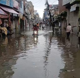 बारिश में 'डूब' गया पालिकाध्यक्ष का वादा...सड़कें बनीं तालाब, बिसौली में दीवार गिरी, दबकर महिला की मौत