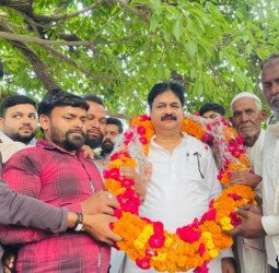 पूर्व मंत्री आबिद ने कहा-अखिलेश यादव को 2027 में हर हाल में बनाना है मुख्यमंत्री... लोग बोले- 'आप लड़ो चुनाव, जीत पक्की '