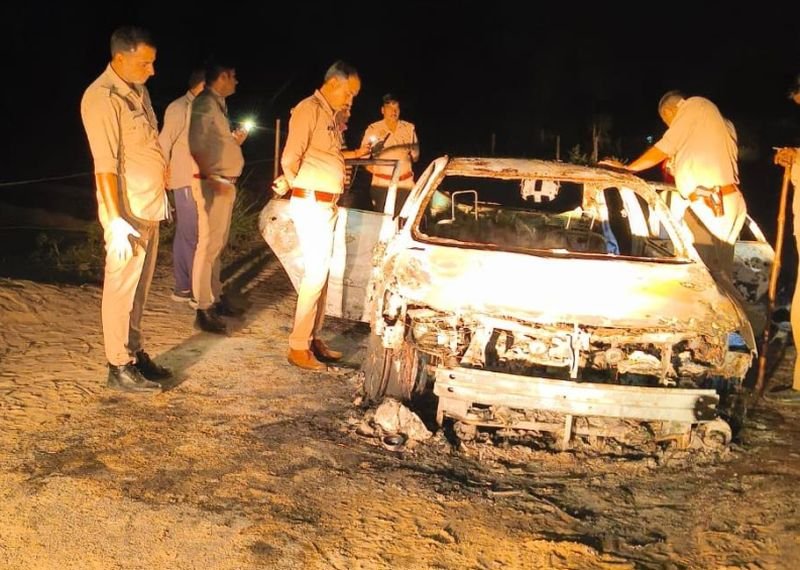 कार जलती रही, अंदर फंसी महिला चीखती रही...फिर जिंदा जलकर हुई मौत, पति भी झुलसा