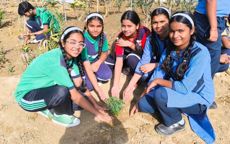 पौधरोपण करके दिया पृथ्वी को सुरक्षित रखने का संदेश, एचपी इंटरनेशनल स्कूल में विश्व पृथ्वी दिवस का आयोजन