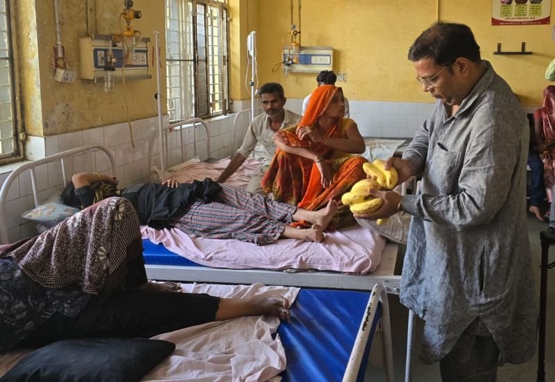 भामाशाह जयंती के मौके पर भगवा सेना ने अस्पताल में मरीजों को किया फल वितरण