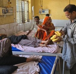 भामाशाह जयंती के मौके पर भगवा सेना ने अस्पताल में मरीजों को किया फल वितरण