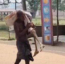 VIDEO: रुपये निकालने के लिए बहन के मरने का सबूत मांग रहे थे बैंक वाले...कब्र से लाश निकाल लाया भाई