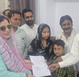 मृतक आश्रित कोटे में सफाई कर्मचारी को नियुक्ति पत्र सौंपा पालिकाध्यक्ष फात्मा रजा ने