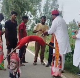 वीडियोः भावनाओं में इतना बह गए विधायक जी...डिंपल यादव को बता दिया 'देश की मां'